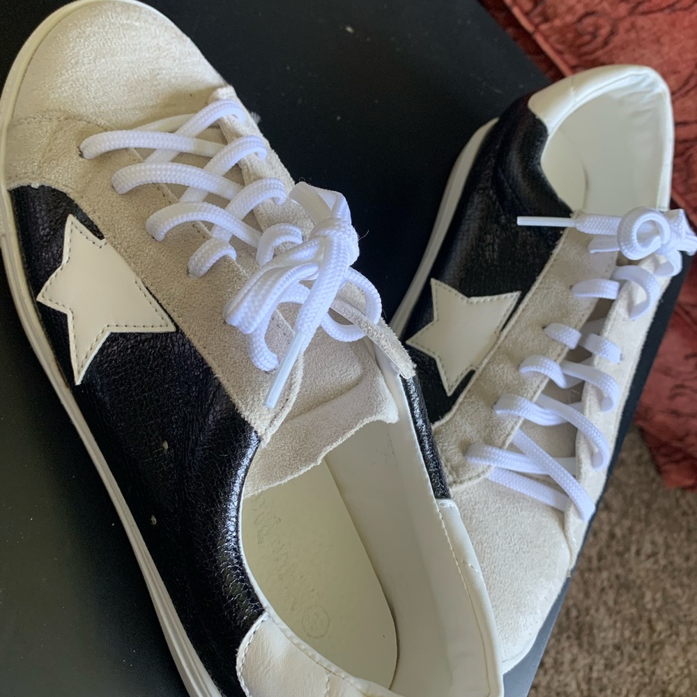 Women’s style sneaker in size 10